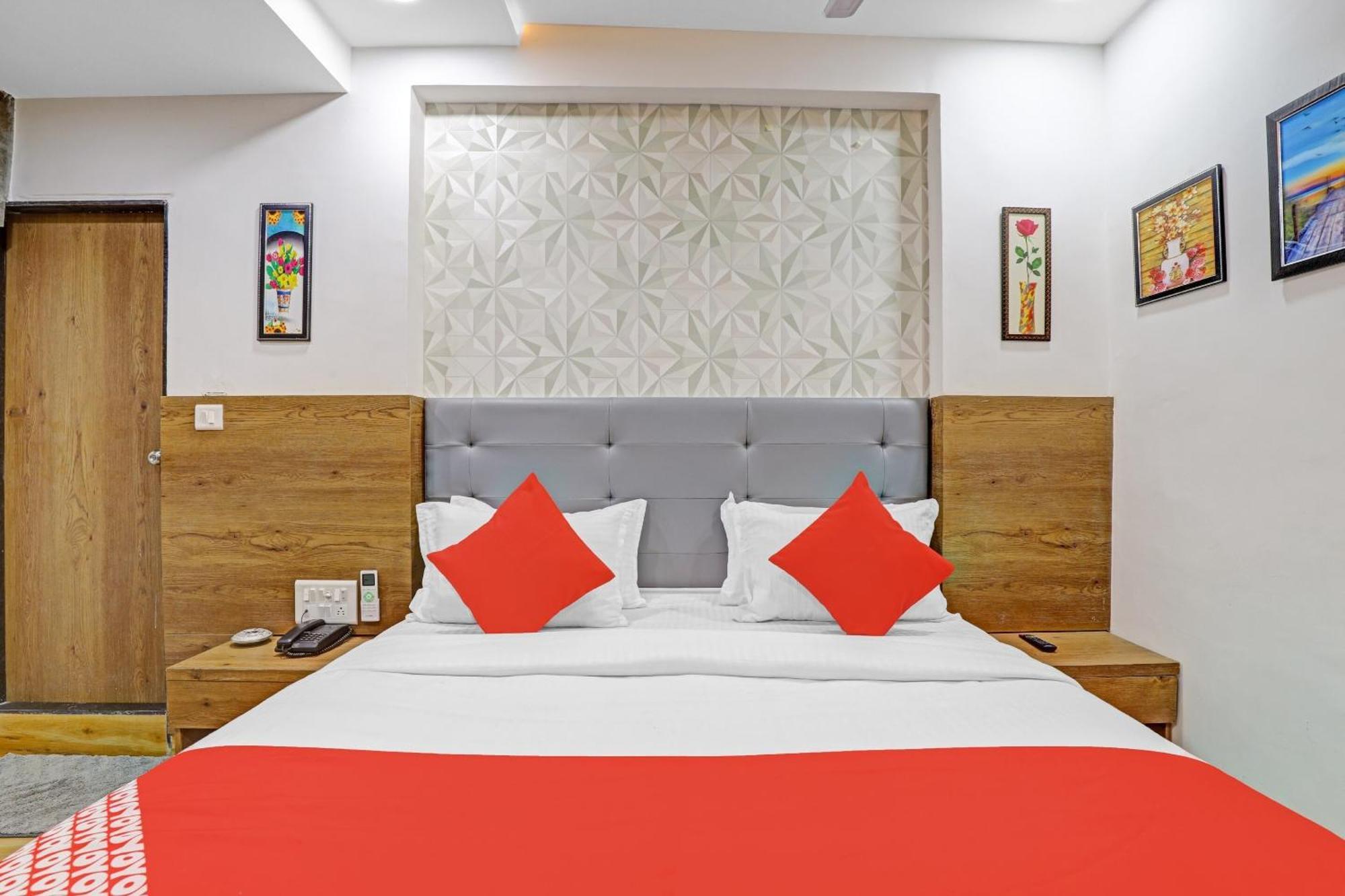 Hotel O R S Palace Ahmedabad Exterior photo